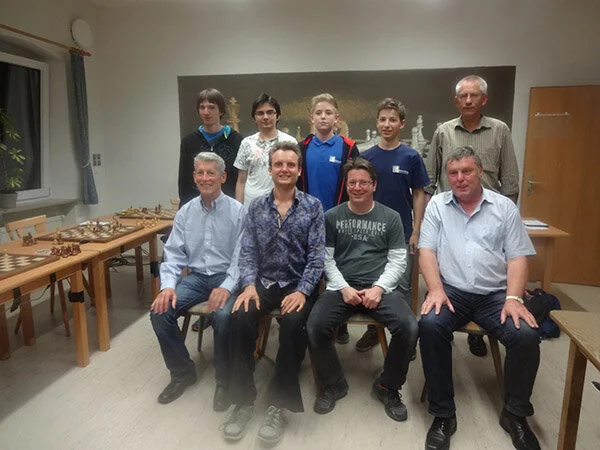 Afterwards: Gareyev and Lang (front center); 5 opponents in the back row; left front: Marck Cobb, President of the Karpov International School of Chess; right front: Ronald Mayer, Chairman of the Sontheim Chess Club.