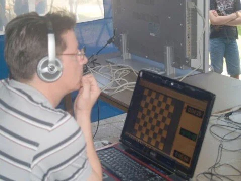  What Lang saw on his monitor: the empty board, and three time measures (at the bottom the time he had consumed for all his moves, at the top the time his opponent had consumed for all his moves, and in the middle the difference between his and his opponent’s times).&nbsp; 