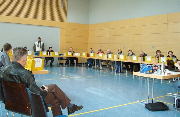  At the start: Lang’s table is at the extreme right and he sat facing the 23 opponents. 